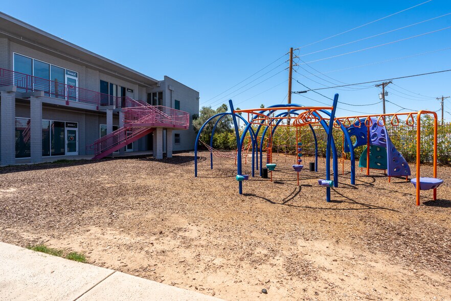 More Photos Of 2645 N 24th St, Phoenix Schools For Lease