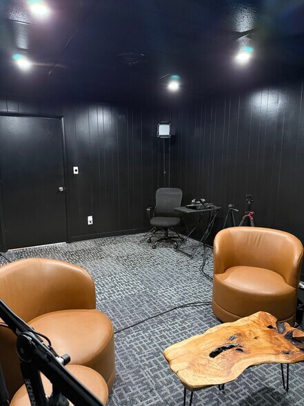 More Photos Of 2053 S Waverly Ave, Springfield Office For Sale