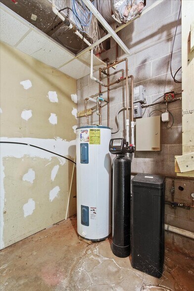 More Photos Of 6886 Wishart St, Huntsville Light Distribution For Lease