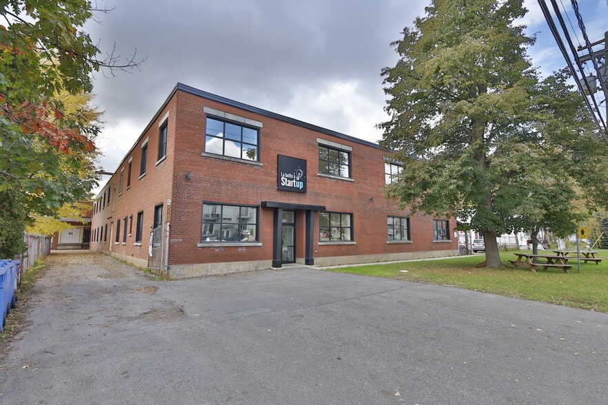 More Photos Of 471 Av Gilles-Villeneuve, Berthierville Manufacturing For Sale