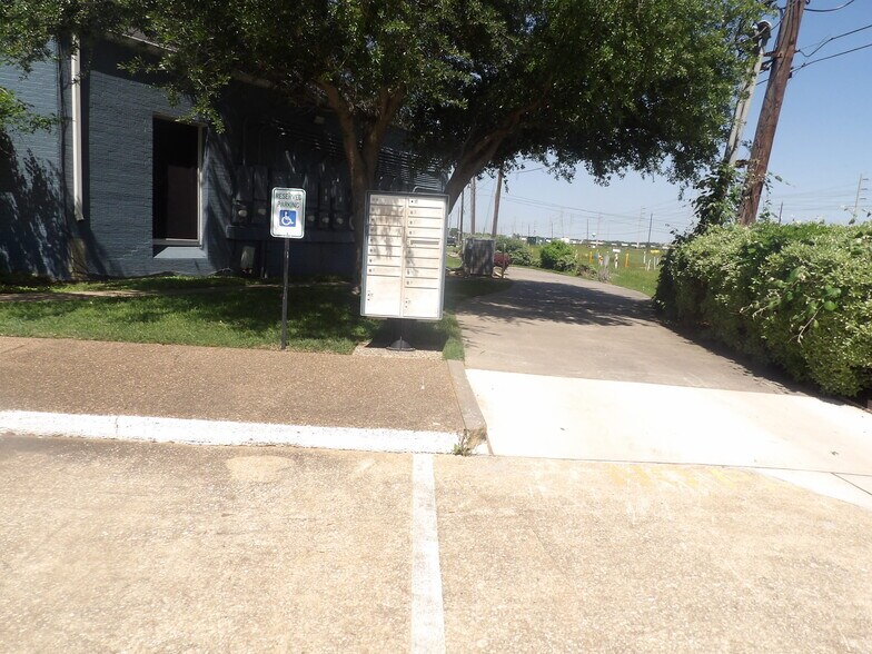 More Photos Of 17300 Saturn Ln, Houston Medical For Lease