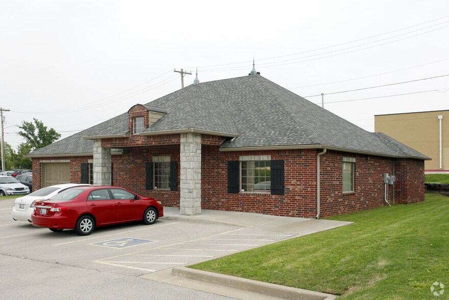 More Photos Of 305 N Beech Cir, Broken Arrow Medical For Lease