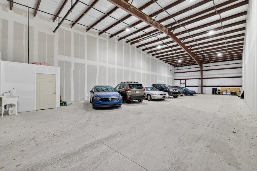 More Photos Of 418-430 Clay Drain Rd, Wildwood Flex For Lease