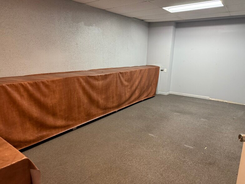 More Photos Of 2105 Military Rd, Niagara Falls General Retail For Lease