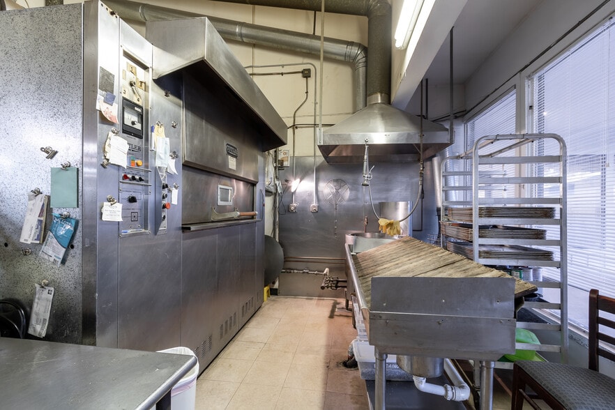 More Photos Of 2441 NW 43rd St, Gainesville Storefront For Sale