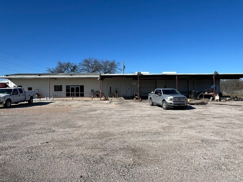 More Photos Of 3226 N Main St, Cleburne Warehouse For Lease