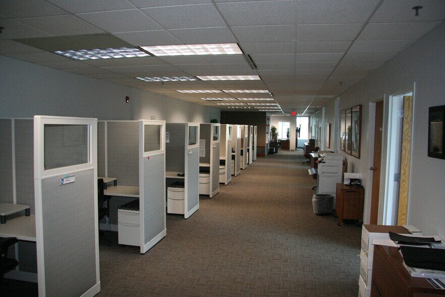 More Photos Of N28W23050 Roundy Dr, Pewaukee Office For Sale
