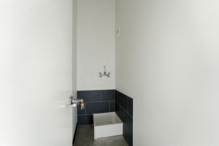 More Photos Of Phase One Unit #6, 1922 US-40 Hwy, Heber City Light Distribution For Lease