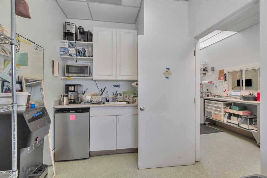 More Photos Of 2143-2145 Taraval St, San Francisco Veterinarian Kennel For Sale