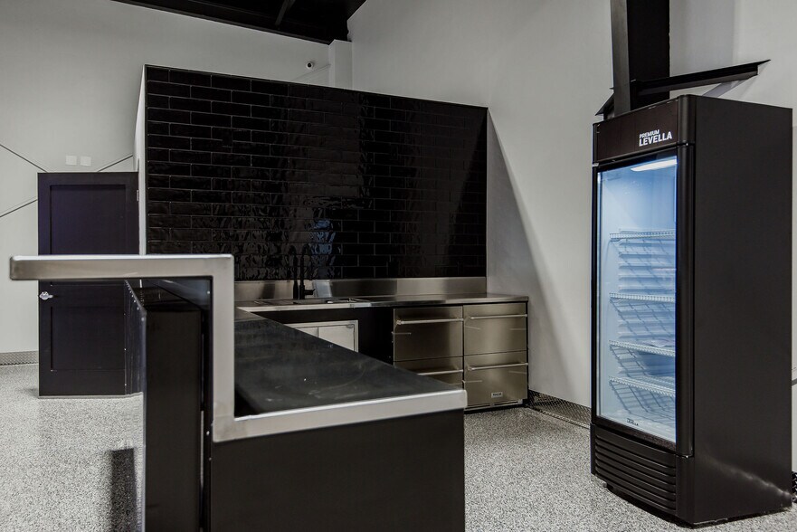 More Photos Of 1551 E World Blvd, Fort Mohave Showroom For Sale