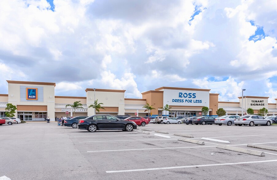 Primary Photo Of Royal Gardens Plaza, Hialeah General Retail For Lease