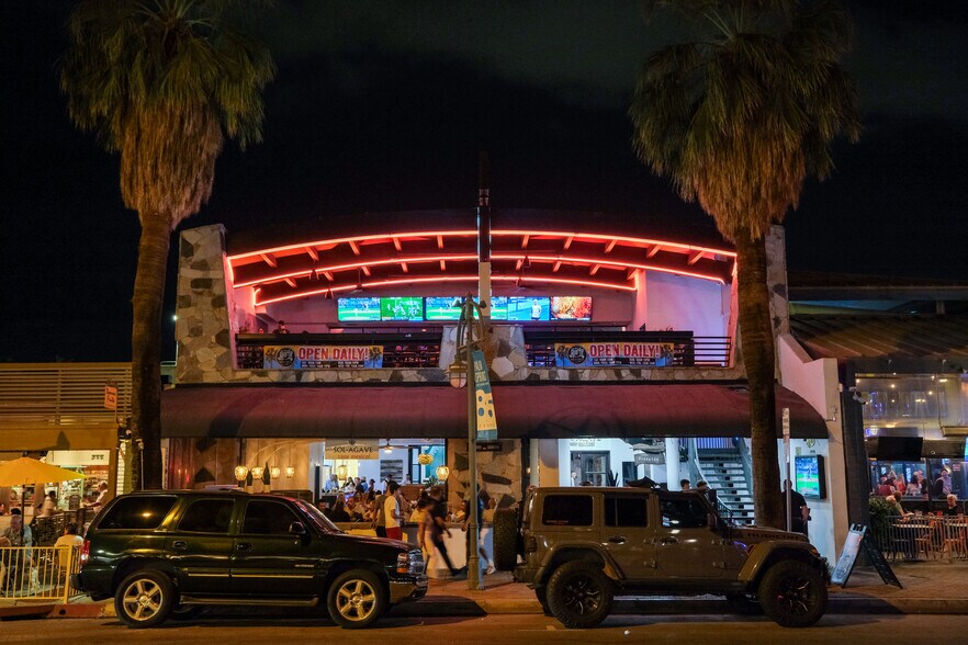 More Photos Of 262 S Palm Canyon Dr, Palm Springs Restaurant For Sale