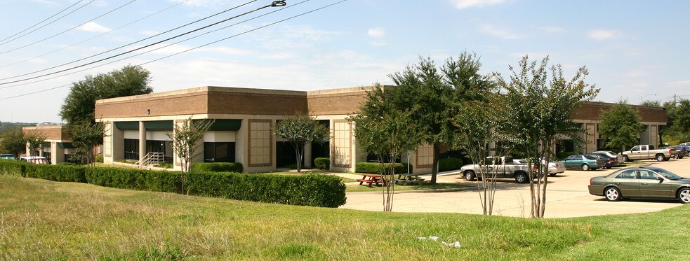 More Photos Of 2621 Ridgepoint Dr, Austin Light Distribution For Lease