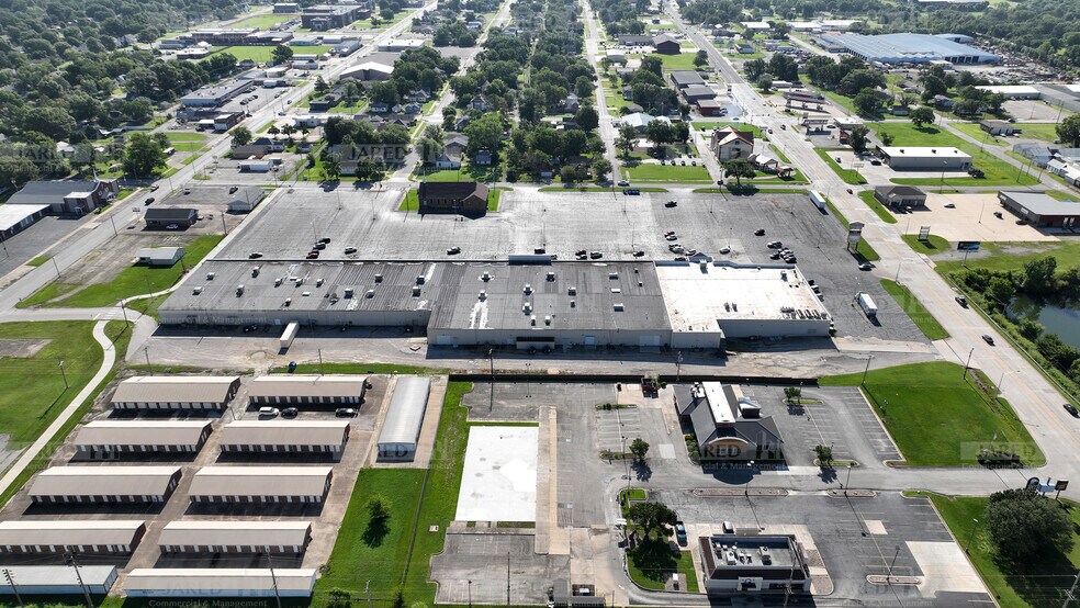 More Photos Of 100 Hall St, Coffeyville Unknown For Lease