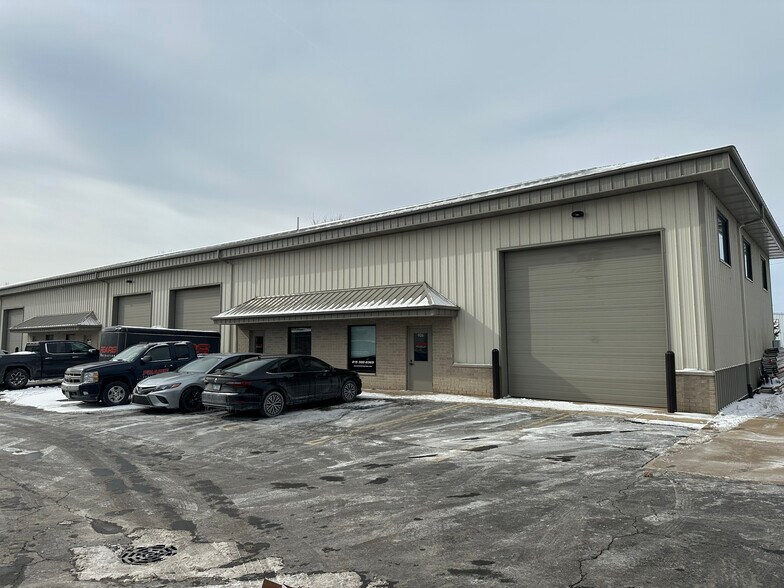 Primary Photo Of 926 Geneva St, Shorewood Warehouse For Lease