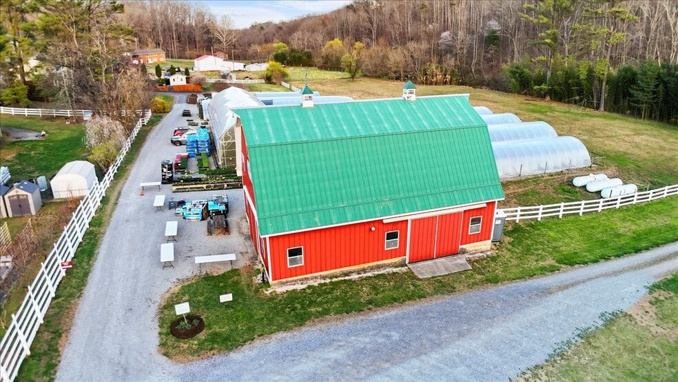More Photos Of 1356 Coopers Cove Rd, Hardy Specialty For Sale