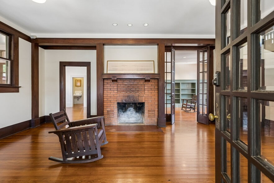 More Photos Of 117 W Mistletoe Ave, San Antonio Office For Sale
