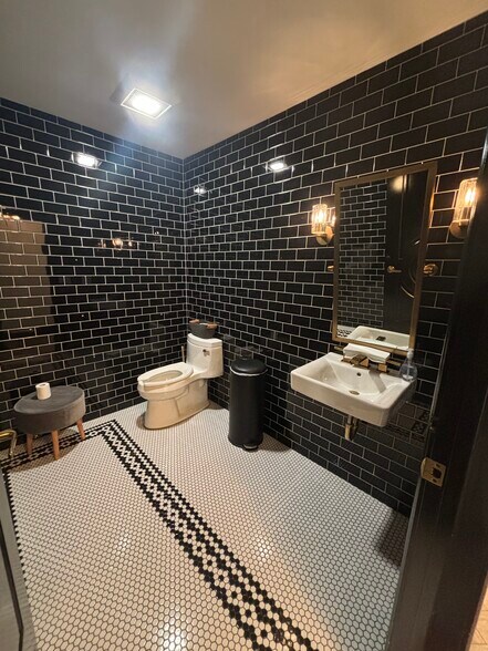 More Photos Of 100-108 N Main St, Blacksburg Storefront Retail Office For Lease