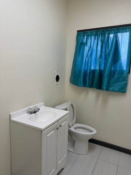 More Photos Of 2390 Lamar Ave, Memphis Office For Lease