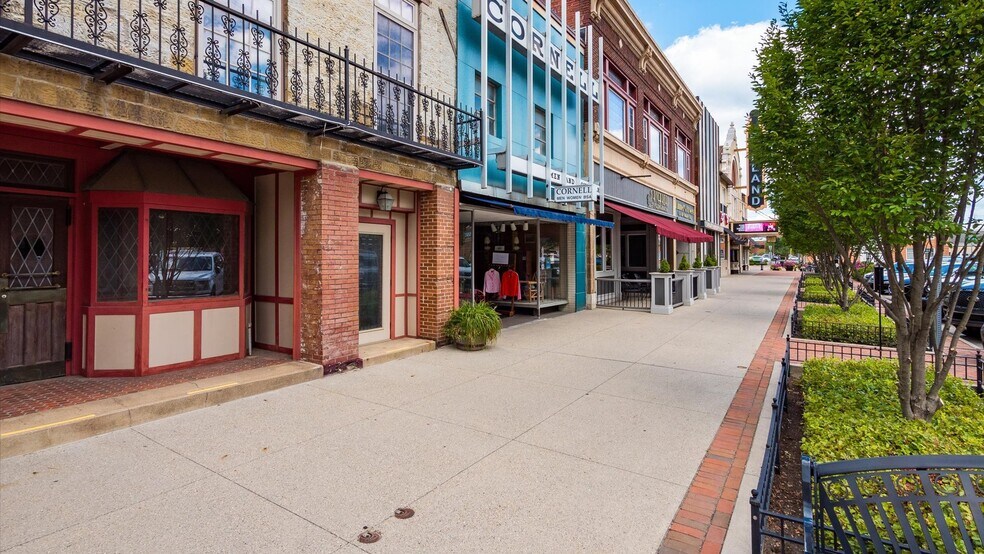 More Photos Of 22 N Park Pl, Newark Bar For Lease