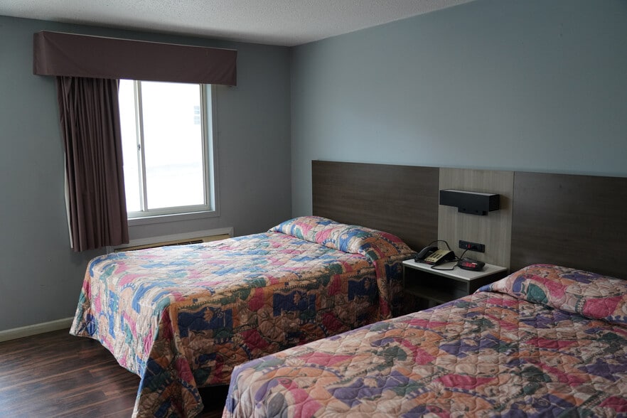 More Photos Of 901 E Main St, Walhalla Hotel For Sale