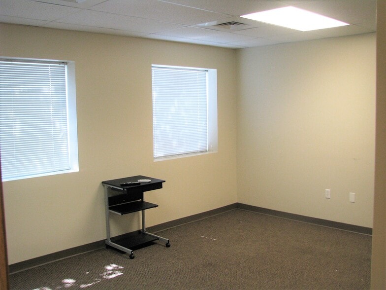 More Photos Of 100 Griffin Rd, Portsmouth Medical For Sale