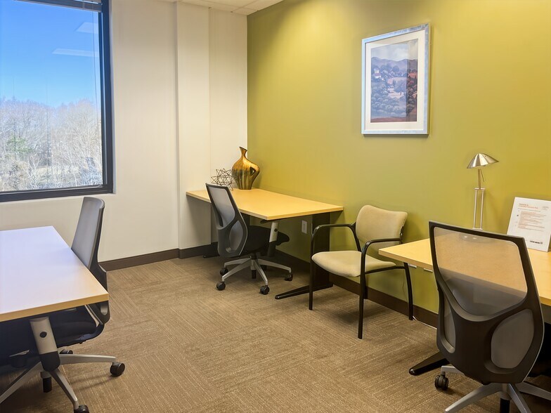 More Photos Of 301 McCullough Dr, Charlotte Coworking Space