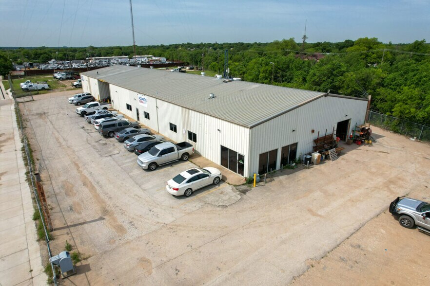 More Photos Of 2100 S Riverside Dr, Fort Worth Distribution For Lease