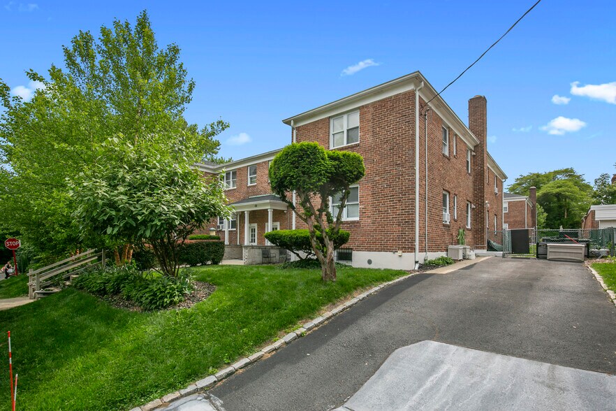More Photos Of 26 Linden St, Great Neck Apartments For Sale