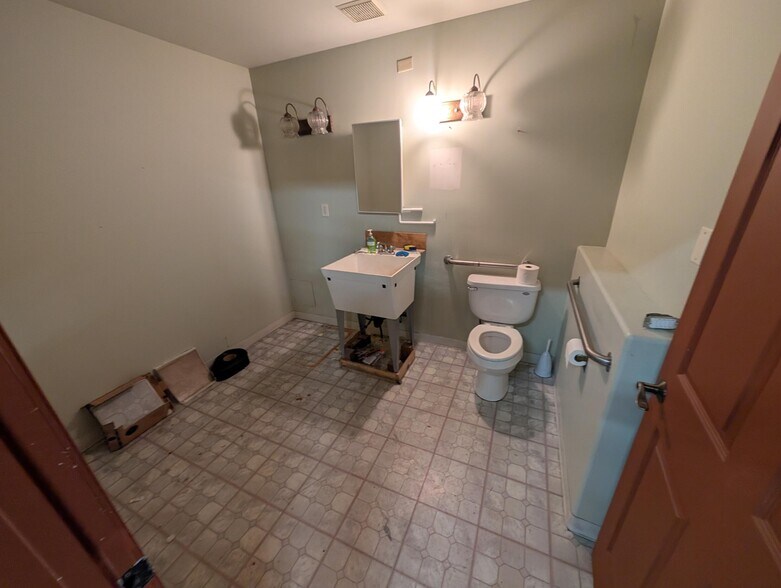 More Photos Of 246 SE Franklin, Redmond Warehouse For Sale