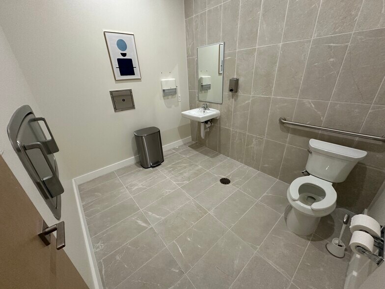 More Photos Of 8303 N Stemmons Fwy, Dallas General Retail For Sale