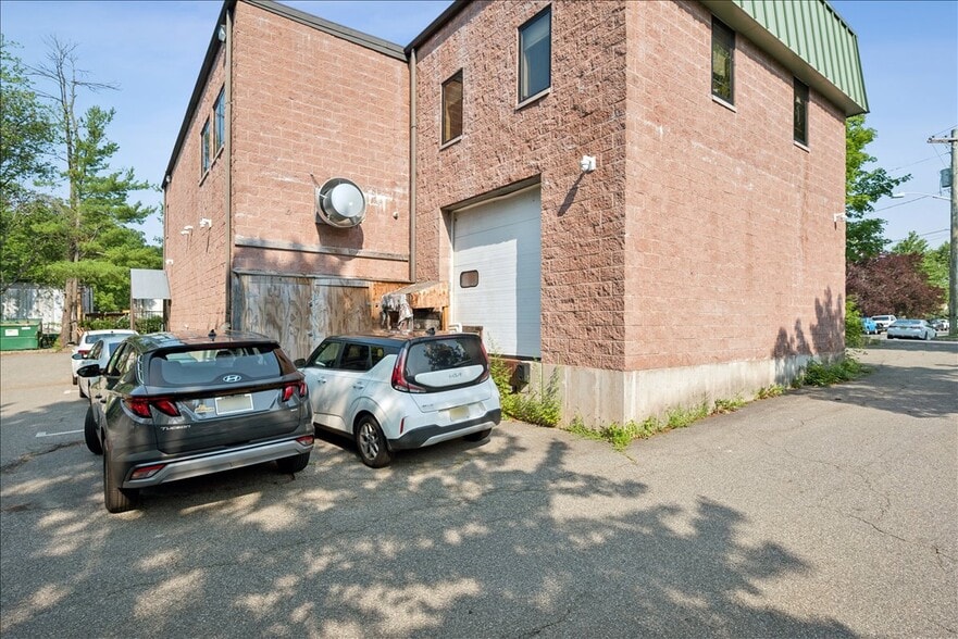 More Photos Of 144 12th St, Piscataway Light Distribution For Lease