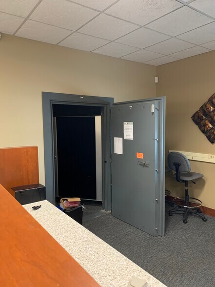 More Photos Of 2363 Holmgren Way, Green Bay Bank For Lease