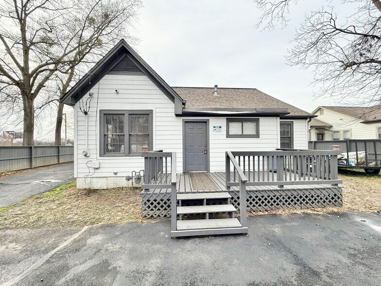 More Photos Of 208 N Gloster St, Tupelo Office For Sale