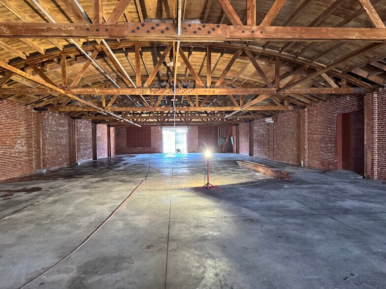Primary Photo Of 738 E 61st St, Los Angeles Warehouse For Lease