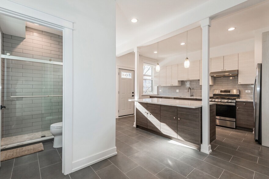 More Photos Of 1535 W Estes Ave, Chicago Multifamily For Sale