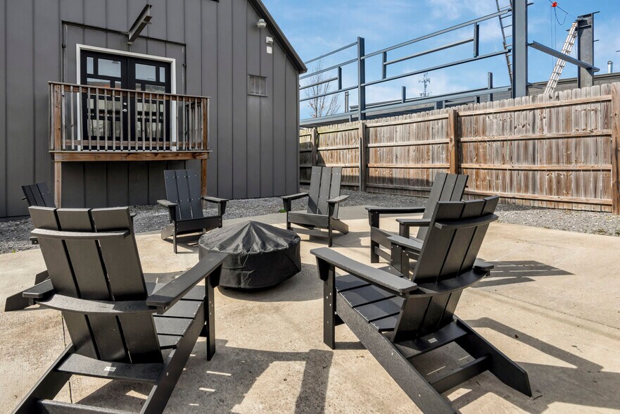 More Photos Of 2420 Cruzen St, Nashville Office For Sale