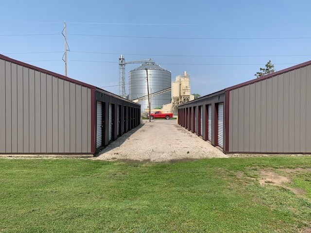 More Photos Of 808 Adams St, Litchfield Self Storage For Sale