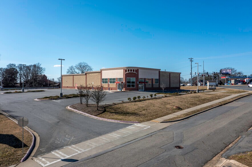 More Photos Of 609 Military Rd, Benton Drugstore For Lease