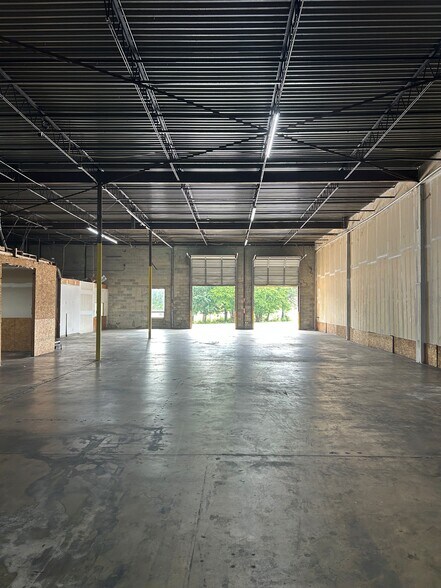 More Photos Of 5055-5061 Kennedy Rd, Forest Park Warehouse For Lease