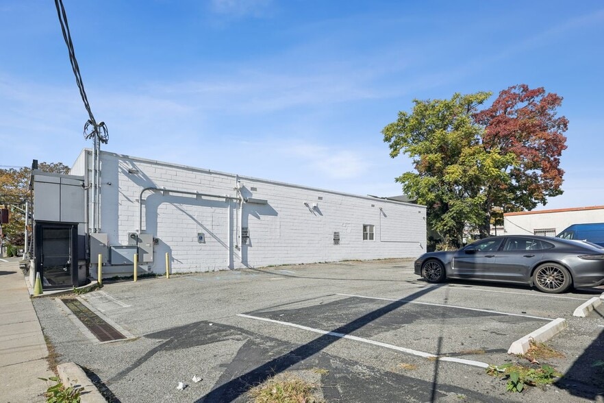 More Photos Of 400 Bergen Blvd, Palisades Park General Retail For Lease