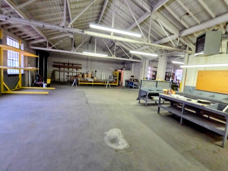 More Photos Of 1416 Lewis St, Charleston Warehouse For Sale