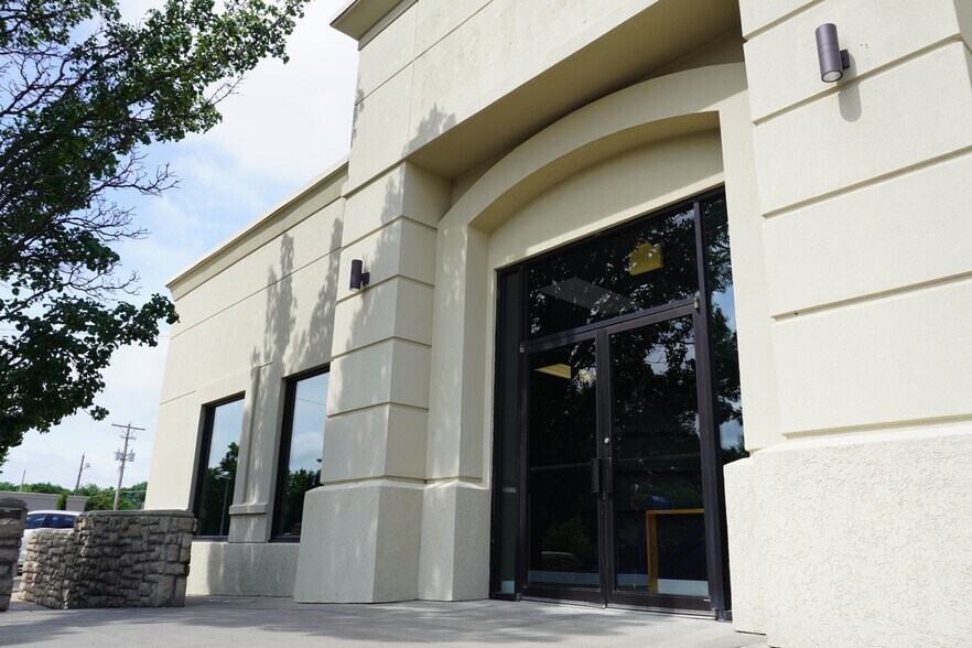 More Photos Of 4809-4817 E Douglas Ave, Wichita Storefront Retail Office For Lease