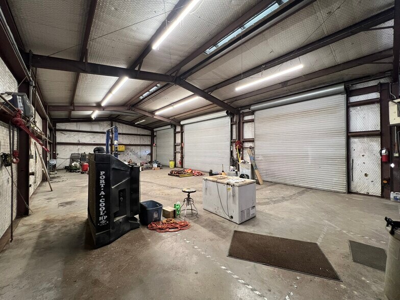 More Photos Of 3226 N Main St, Cleburne Warehouse For Lease