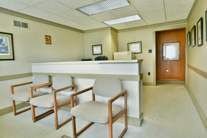 More Photos Of 696 Valley View Dr, Brookfield Office For Sale