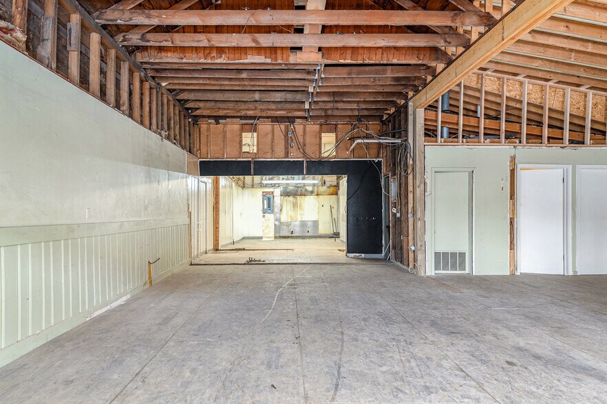 More Photos Of 135 River St, Elk Rapids Storefront Retail Office For Sale