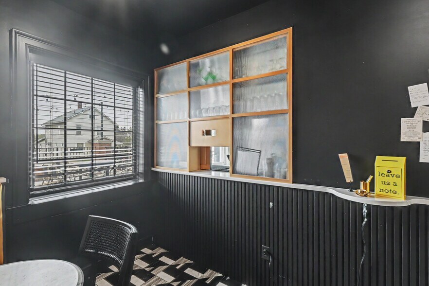 More Photos Of 40 E Main St, Lexington Storefront Retail Office For Lease