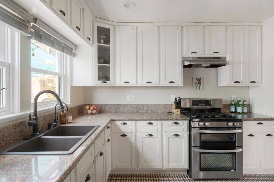 More Photos Of 1569 S Orange Grove Ave, Los Angeles Apartments For Sale