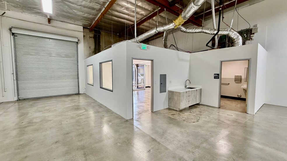 More Photos Of 18320-18330 Oxnard St, Tarzana Unknown For Lease