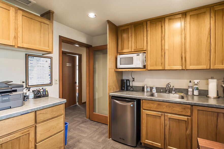 More Photos Of 336 NE Norton Ave, Bend Office For Sale